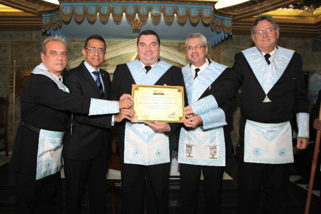 Bispo Samuel Ferreira posa em foto na cabine do seu jatinho