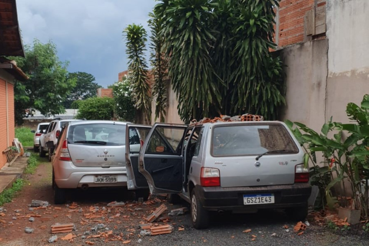 Muro de obra da Prefeitura ao lado da Escola José Mendonça caiu sobre carros MURO