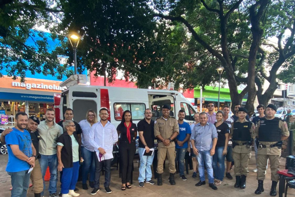 Vereador Elias Divino se reúne com PM e comerciantes da Praça Rui Barbosa