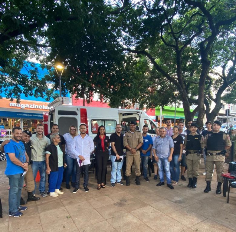 Vereador Elias Divino se reúne com PM e comerciantes da Praça Rui Barbosa