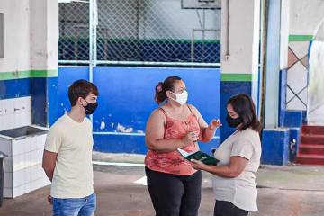 Celso Neto e sua assessora Eliana Pereira sendo recebidos pela Gislene, diretora da Escola Municipal Uberaba - Foto Geraldo H (1)
