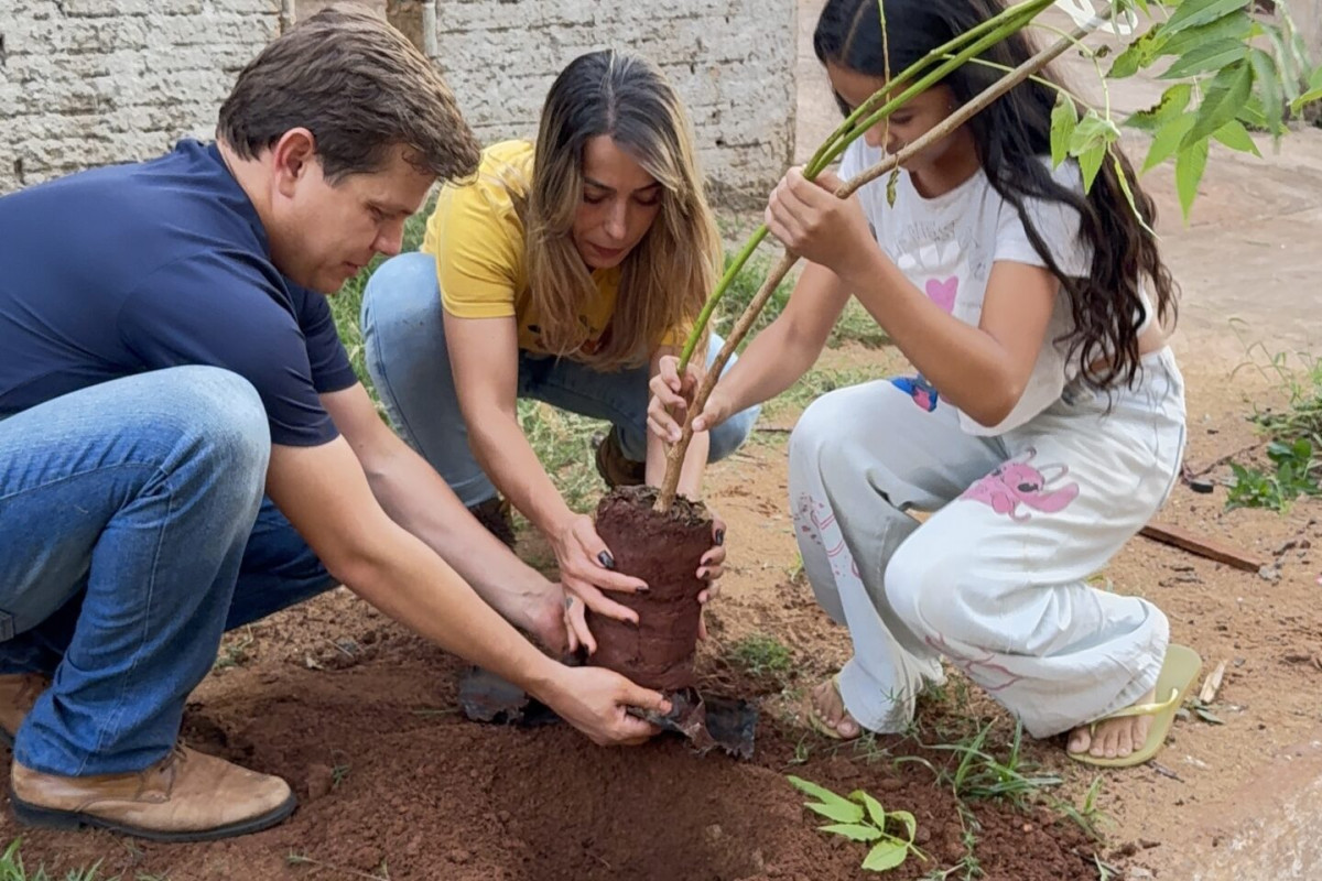 Vereador Ripposati Filho e a bióloga Mariana Abrahão contando com a ajuda das crianças da comunidade