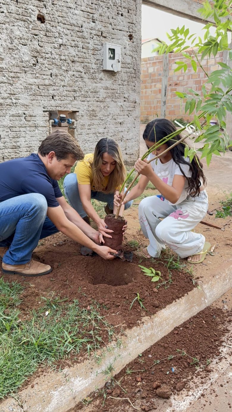 Vereador Ripposati Filho e a bióloga Mariana Abrahão contando com a ajuda das crianças da comunidade
