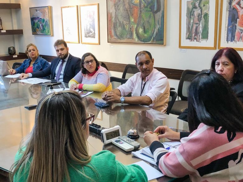 Foto 2 - Reunião realizada nesta segunda-feira entre os vereadores e a Secretaria de Educação - Divulgação assessoria
