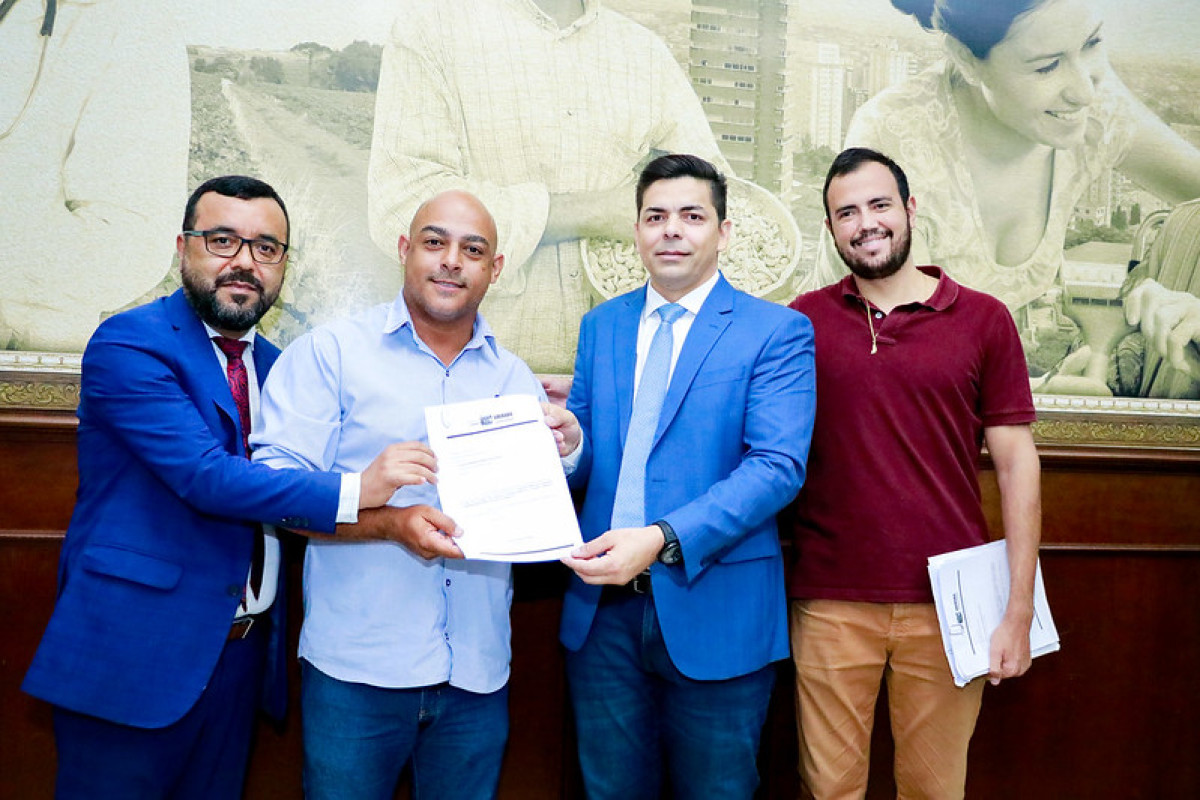 O presidente Fernando Mendes e o vereador Almir Silva com o Secretário adjunto da Sedec, Carlos Eduardo Isidoro, e o empresário Fábio Cristiano Sanioto
