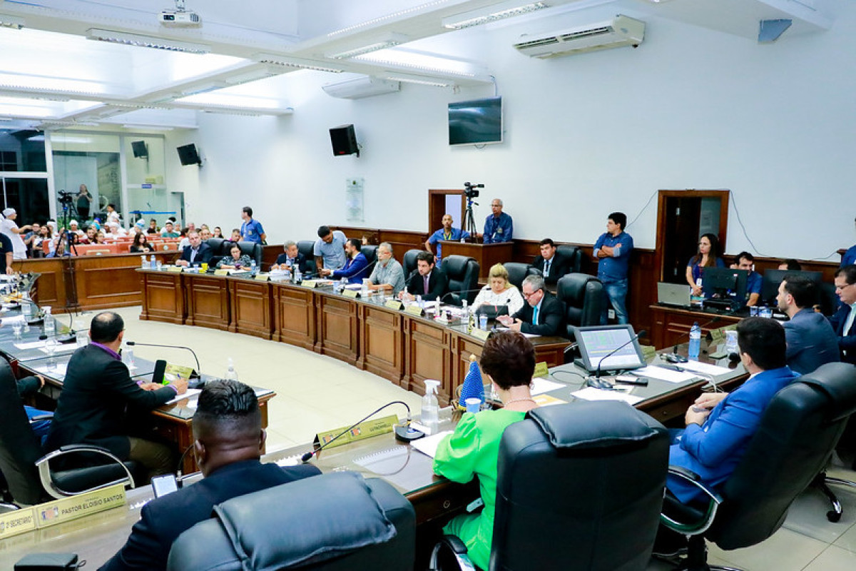 Vereadores aprovaram na sessão de segunda-feira (15) projeto que autoriza município a contrair empréstimo junto ao BDMG para reforma e construção de praças Plenário