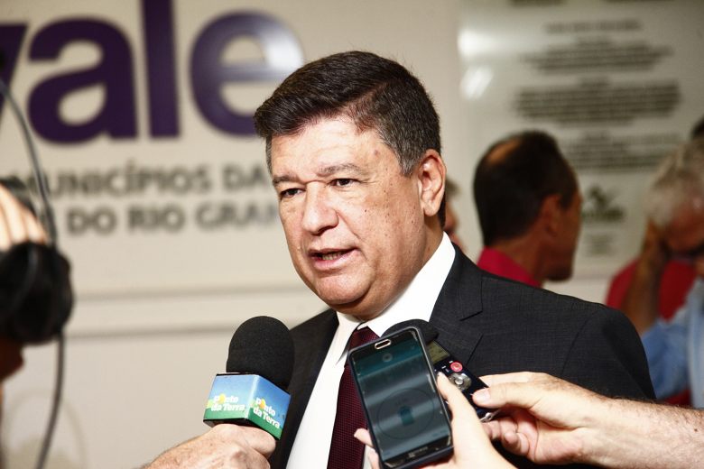Senador Carlos Viana recebe demandas e demonstra apoio a projetos importantes para Uberaba e região