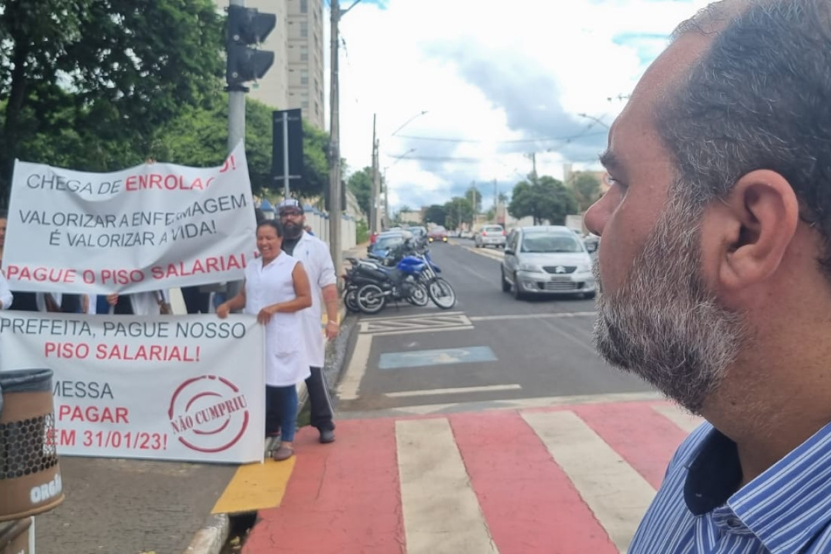 Vereador Túlio Micheli acompanha manifestação de enfermeiros em favor do piso da categoria no ano passado TÚLIO