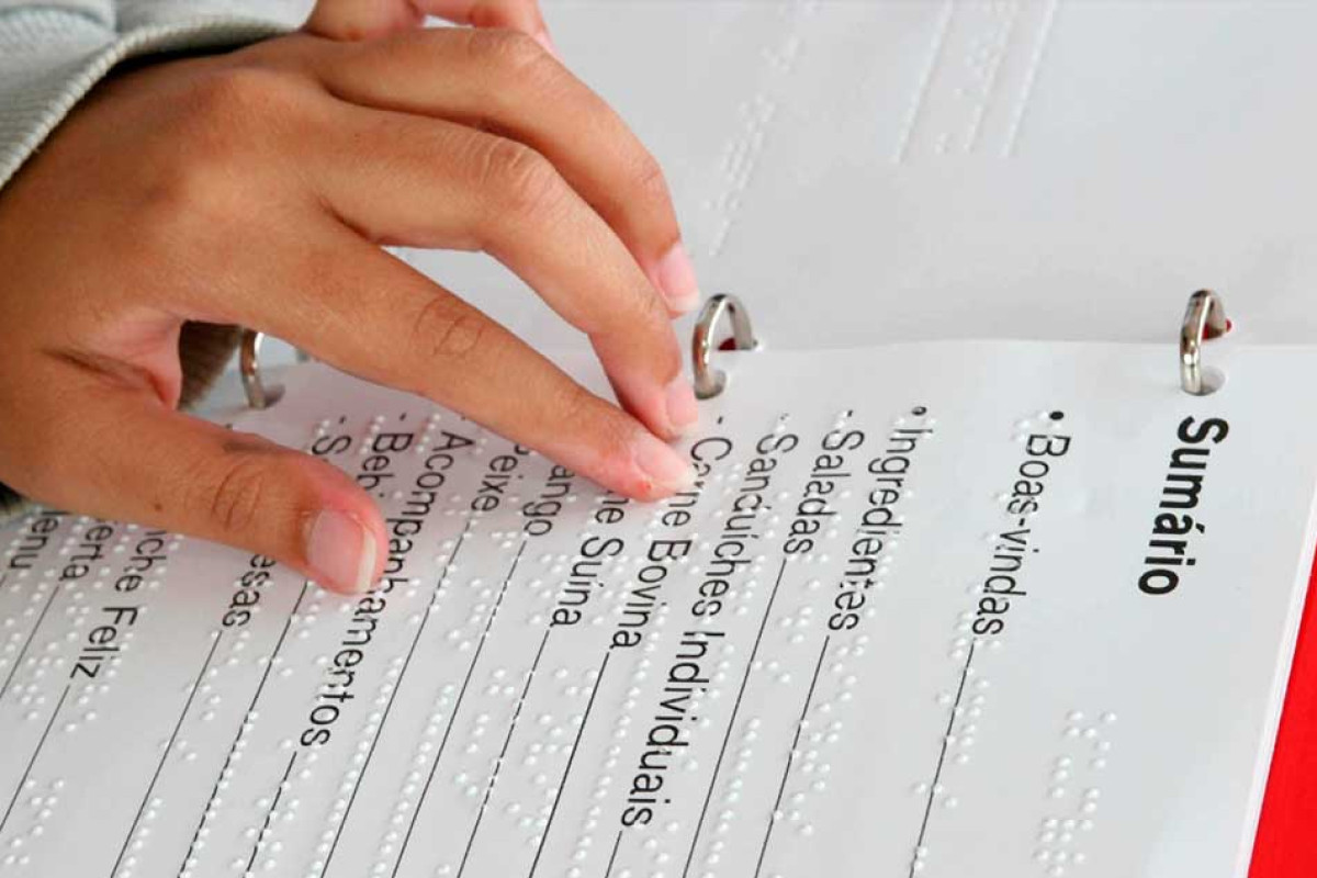 Cardápio-com-Braile-para-cegos-e-letras-ampliadas-para-pessoas-com-baixa-visão