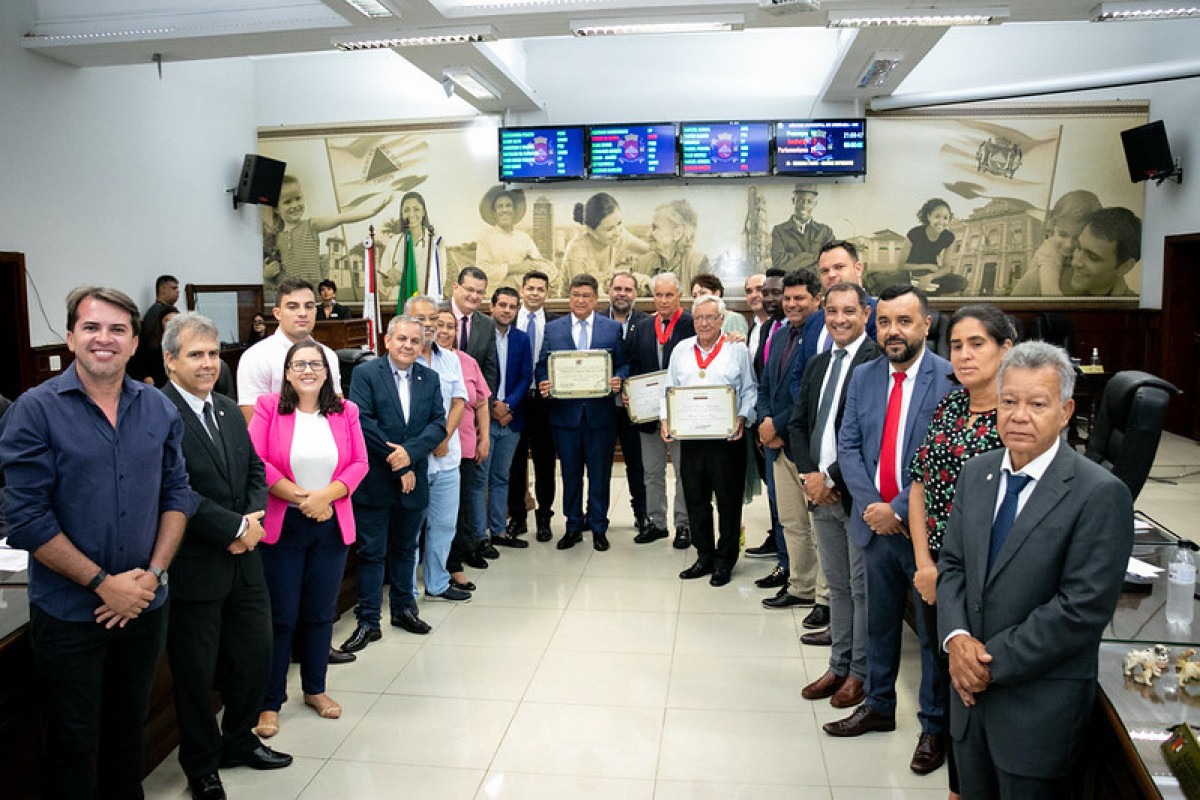 Homenageados com com os vereadores ao término da solenidade TÍTULO E MÉRITO